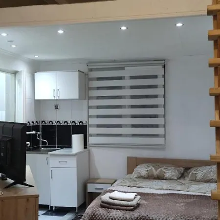 Small Apartment Private Bathroom Strong Wi-Fi Belgrade Exterior photo