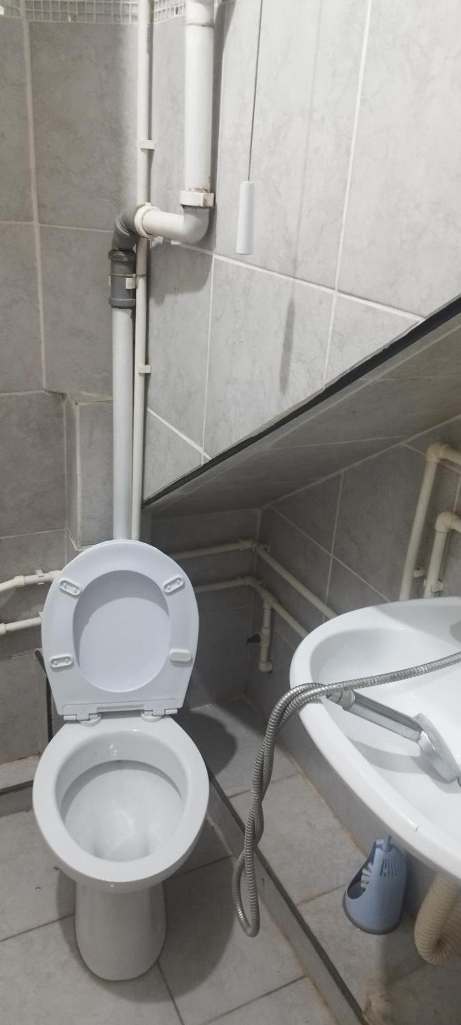Small Private Bathroom Wi-fi *